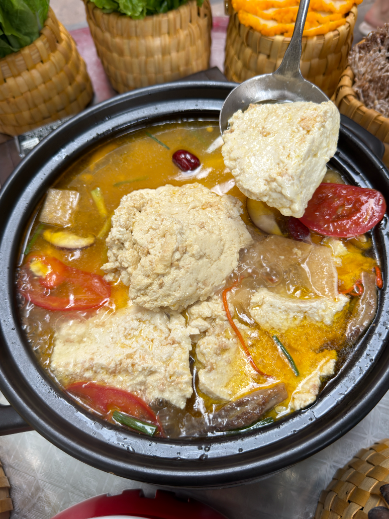 贵阳美食故事：彝三叔骟鸡点豆腐火锅，主打”吃鸡不见鸡，满嘴鸡肉香“。