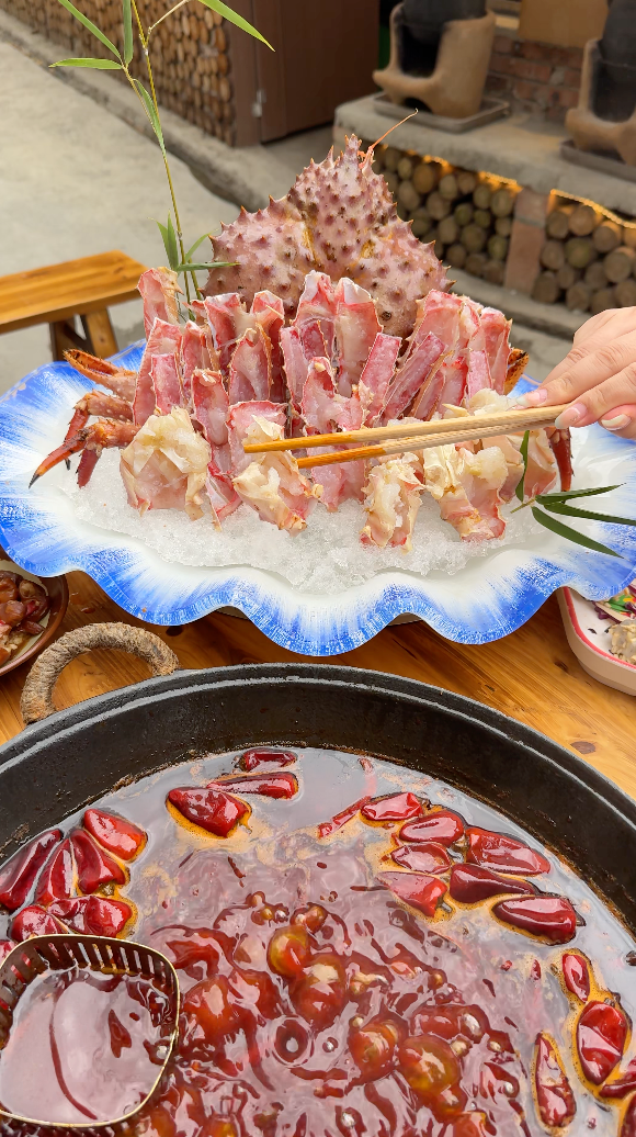 贵阳美食故事：贵阳大关村的大关坝坝重庆老火锅，居然用帝王蟹来涮火锅！