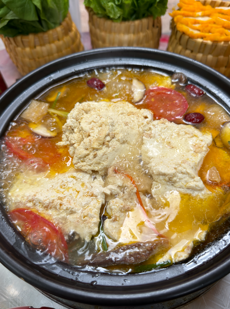 贵阳美食故事：彝三叔将毕节大方“骟鸡点豆腐”做成火锅，传承六百年彝族官府菜！