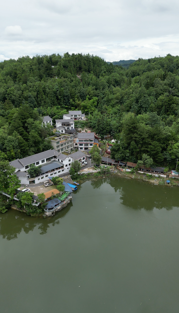 贵阳美食故事：贵阳百花湖谭家山庄，二十余年老店打造“玩乐免费”一站式休闲地。