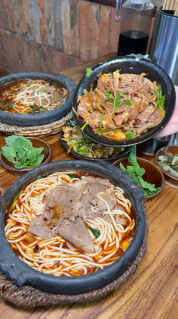 贵阳美食故事：彝大锅砂锅羊肉粉推出威宁黑山羊凉拌羊肉羊杂，主打“现杀现做、香而不辣”