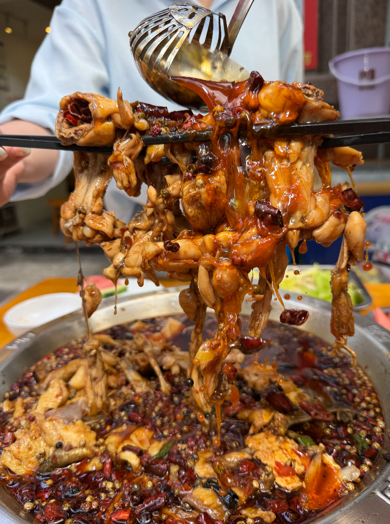 贵阳美食故事：红牌地摊冷锅鱼坚持川味老方子，鱼蛙现点现做，麻辣鲜香一口上头！