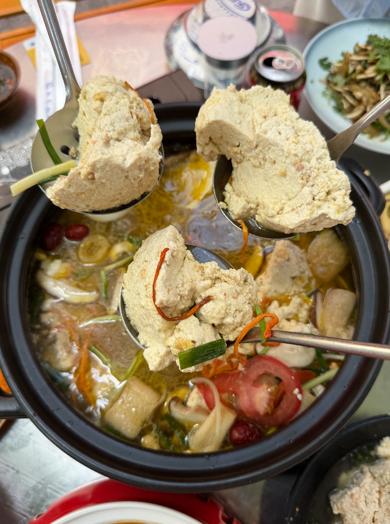 贵阳美食故事：贵阳人排队也要吃的清汤豆腐火锅，彝三叔骟鸡点豆腐。