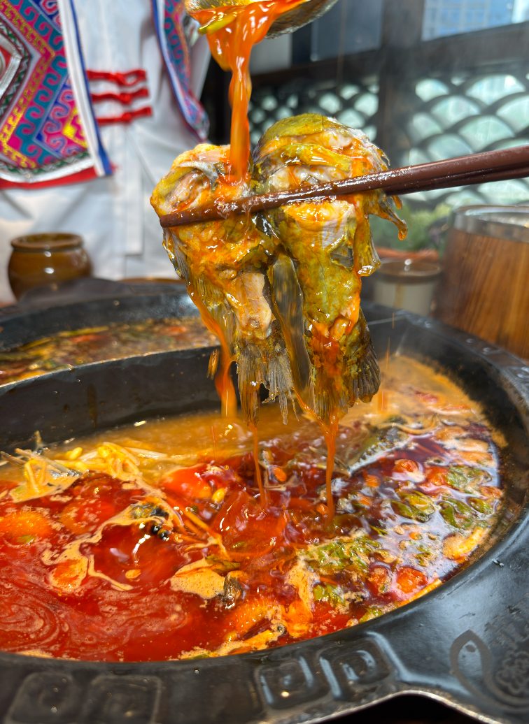贵阳美食故事：安顺“花江活鱼王”落户贵阳，苗寨风餐厅人均三四十就能吃安逸！