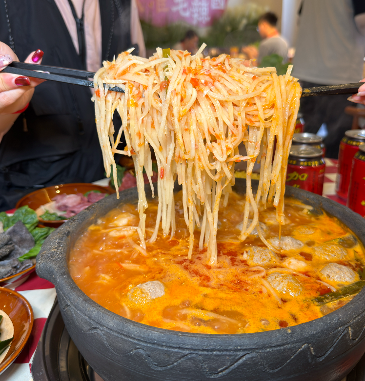 贵阳美食故事：毛辣国酸笋火锅亮相贵阳，坚持山泉水土坛发酵还原地道风味！