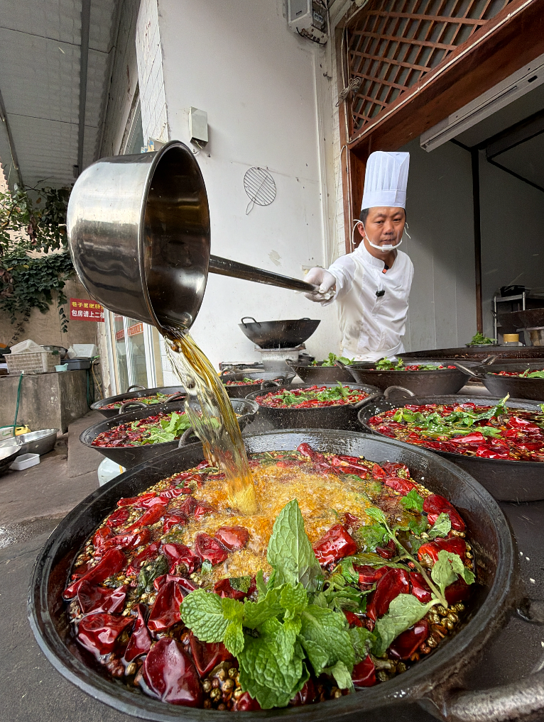 贵阳美食故事：八年老店坚守现炒现做，巷子里肥肠鱼火锅凭真材实料留住食客！