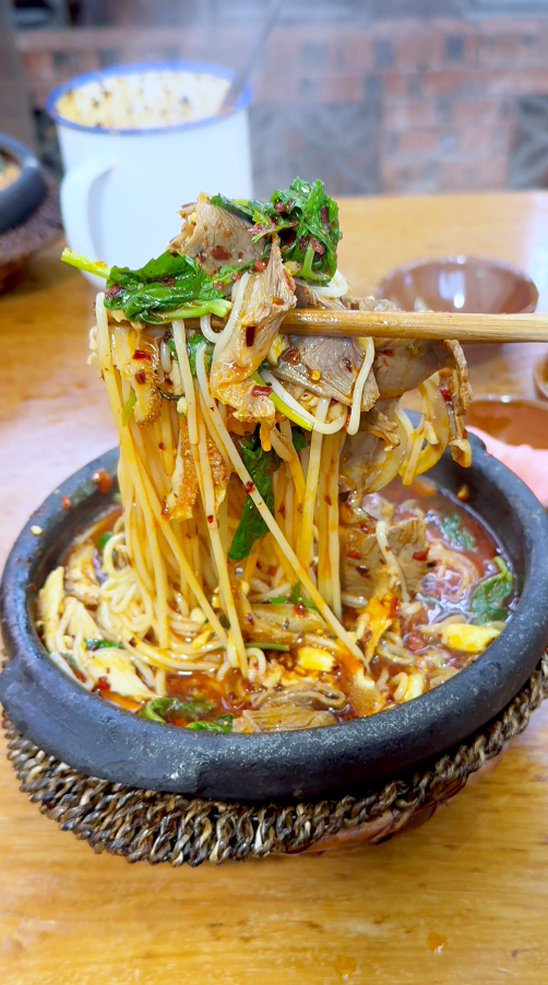 贵阳美食故事：彝大锅砂锅羊肉粉嘞灵魂，就在这锅羊汤！