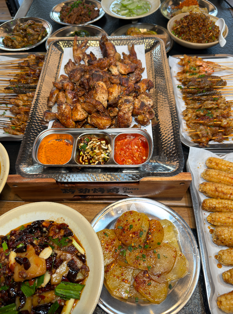 贵阳美食故事：坚守180天山养标准，黔劲烤鸡成餐饮新亮点