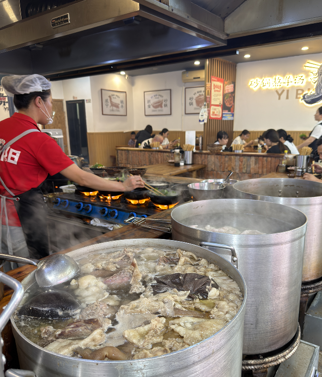 贵州陈小小：观山湖硬核美食！银行北街彝大锅砂锅羊肉粉全家福吃出全羊宴质感