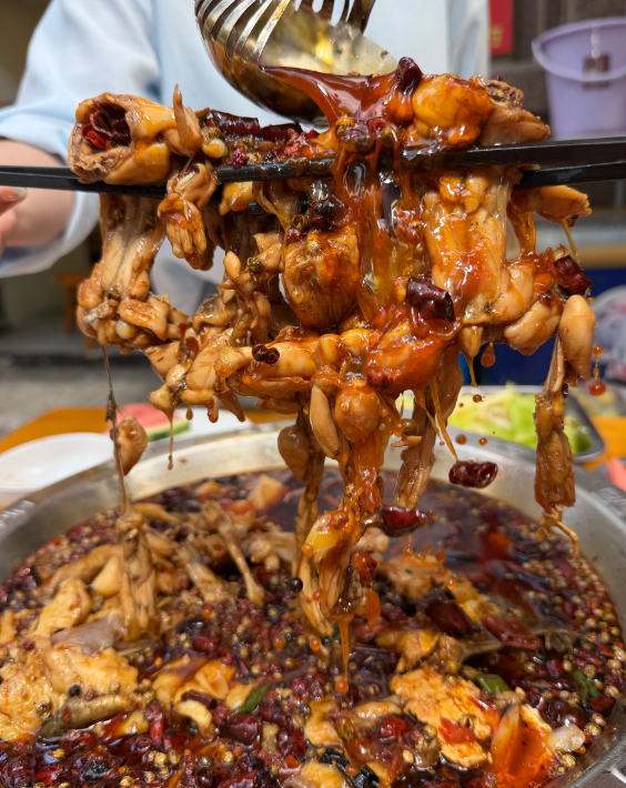 玩转贵州：在贵阳吃地道川味冷锅鱼，就吃红牌冷锅鱼