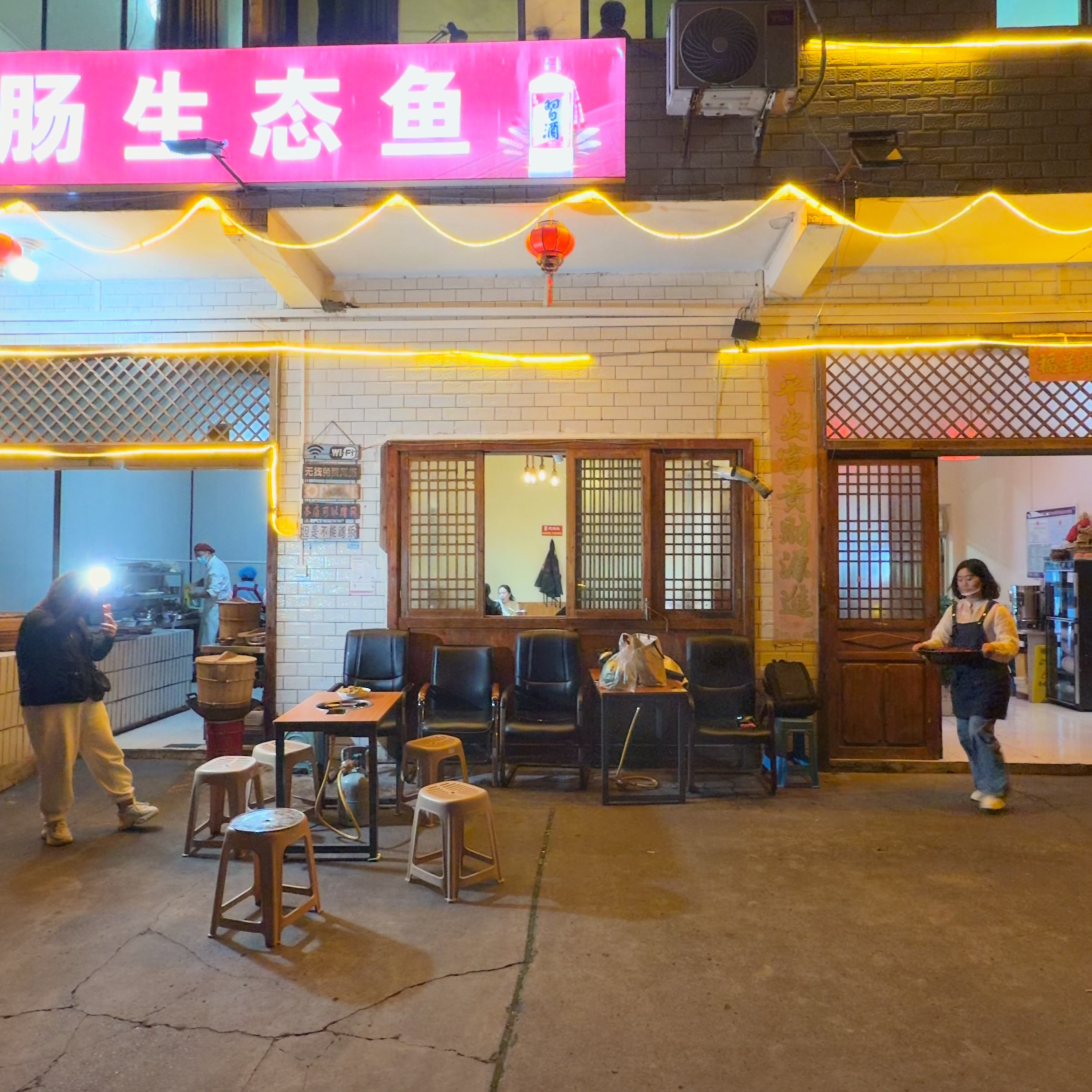 贵州吃货王：大关村巷子里肥肠鱼，八年老店一口麻辣肥肠鱼火爆出圈