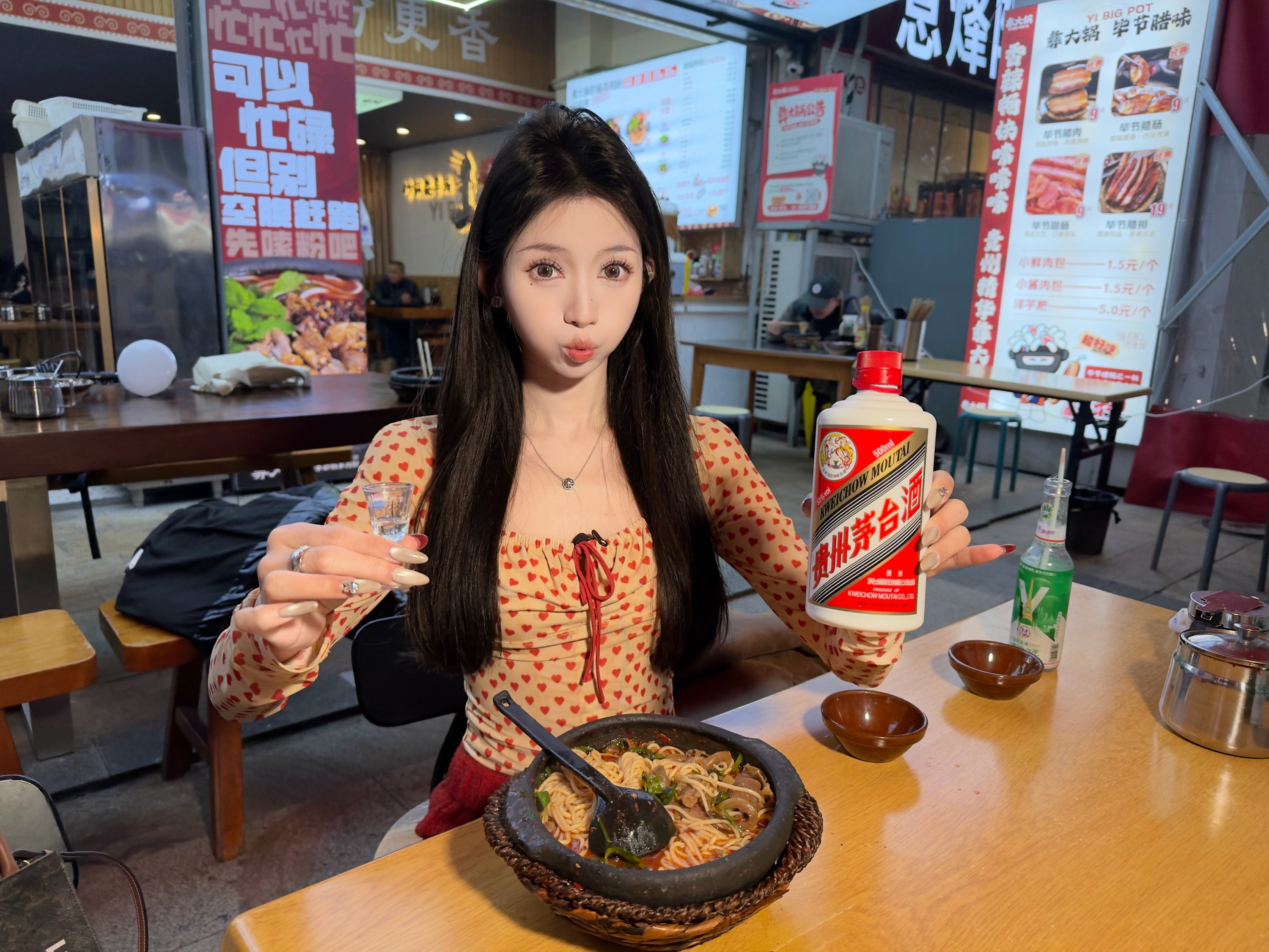 贵州吃货王：银行北街彝大锅砂锅羊肉粉，每天现杀黑山羊的粉面传奇
