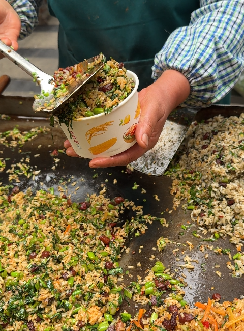 贵州唐姐姐：来贵阳云岩区别乱逛！记住这四条好吃街，本地人都是这么吃的！