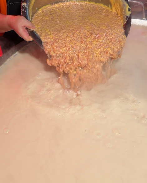 贵州陈小小：吃鸡不见鸡 贵州特色彝三叔骟鸡点豆腐凝聚十只骟鸡的鲜香精华