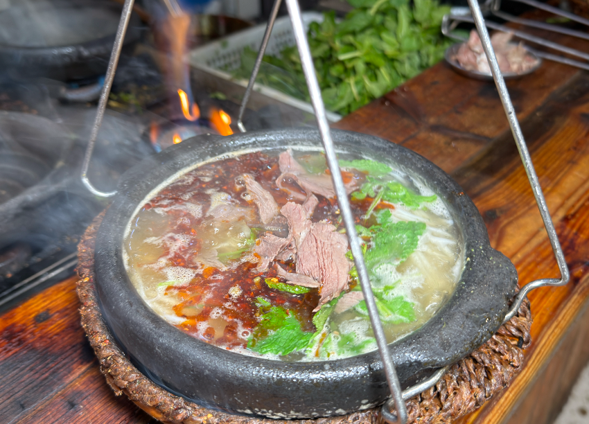 一碗羊肉粉为什么能变成“全羊宴”？贵阳人的加料自由藏着生活烟火气